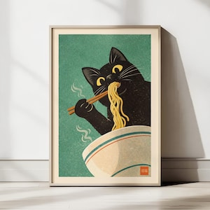 Puede incluir: Impresión artística enmarcada de un gato negro comiendo fideos con palillos de un cuenco. El gato tiene ojos amarillos y bigotes. El cuenco tiene rayas azules y rojas. El fondo es verde azulado.
