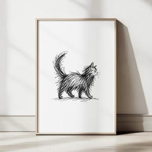 Puede incluir: Boceto en blanco y negro enmarcado de un gato. La obra representa un gato de pelo largo en posición de caminar, con una cola esponjosa y detalles de pelaje. El dibujo está sobre un fondo blanco, enmarcado en madera clara.