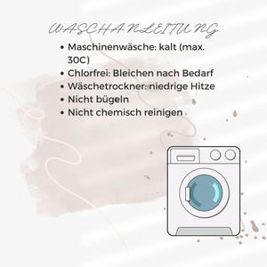 Op de afbeelding: Illustratie van een witte wasmachine met een blauwe deur en bedieningspaneel. De afbeelding bevat de tekst "WASCHANLEITUNG" en wasvoorschriften: machinewas koud (max. 30C), chloorvrij bleken indien nodig, droogtrommel lage temperatuur, niet strijken en niet chemisch reinigen.