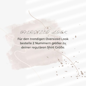 Puede incluir: Un gr&aacute;fico con el texto "OVERSIZED LOOK" en fuente cursiva. Debajo, texto en alem&aacute;n aconseja pedir dos tallas m&aacute;s grandes para un ajuste oversize. El fondo presenta un dise&ntilde;o suave, estilo acuarela, en tonos neutros.