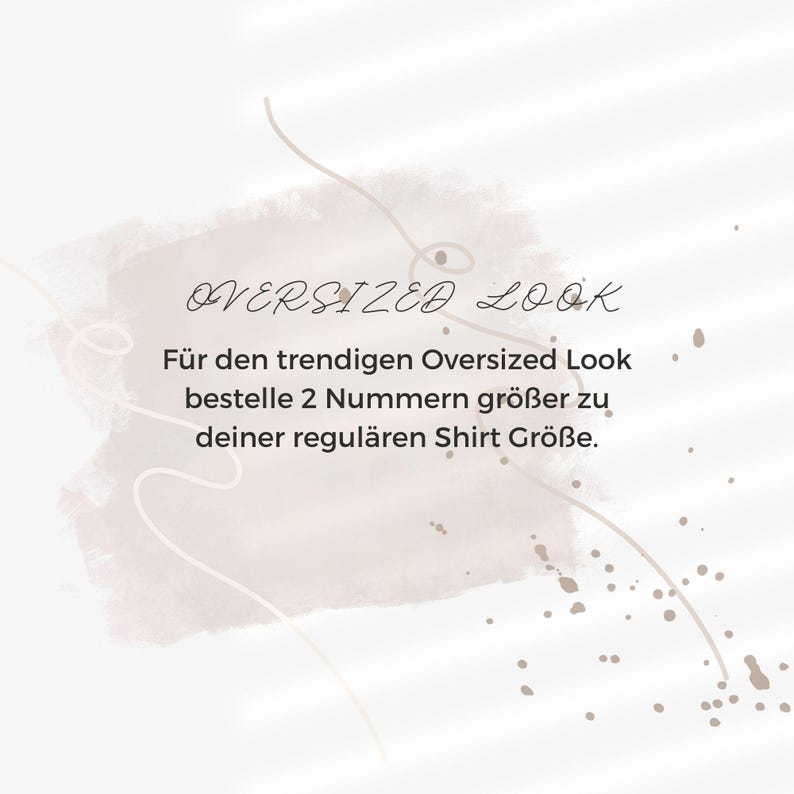 Puede incluir: Un gr&aacute;fico con el texto "OVERSIZED LOOK" en fuente cursiva. Debajo, texto en alem&aacute;n aconseja pedir dos tallas m&aacute;s grandes para un ajuste oversize. El fondo presenta un dise&ntilde;o suave, estilo acuarela, en tonos neutros.