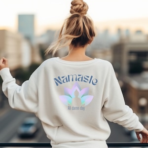 Namaste Sweatshirt | Yoga Pullover aus Bio-Baumwolle | Gildan 18000 | Achtsamkeit & Spiritualität Mode | Yoga Kleidung | Yoga Geschenk