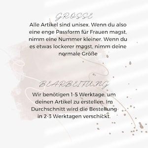Op de afbeelding: Een wit en beige grafisch ontwerp met Duitse tekst. De tekst bespreekt de maatvoering, stelt dat items unisex zijn en geeft richtlijnen voor de pasvorm. Het vermeldt ook een verwerkingstijd van 1-5 werkdagen.