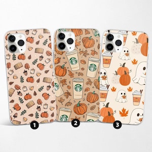 Op de afbeelding: Drie telefoonhoesjes met herfstthema's. De eerste hoes heeft pompoenen, boeken en bladeren op een beige achtergrond. De tweede hoes heeft pompoenen, bladeren en Starbucks koffiebekers. De derde hoes toont pompoenen, geesten en koffiebekers.