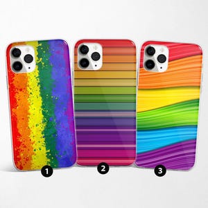Könnte beinhalten: Drei verschiedene iPhone-Hüllen mit Regenbogen-Designs. Die erste Hülle hat ein Regenbogen-Spritzer-Muster. Die zweite Hülle hat horizontale Regenbogenstreifen. Die dritte Hülle hat wellenförmige Regenbogenstreifen.