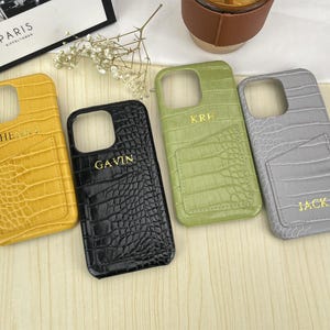 Funda de piel de cocodrilo con monograma y tarjetero, funda personalizada para iPhone con iniciales, funda personalizada en relieve para iPhone 16, 15, 14, 13, 12, 11, 7, 8 y XR.