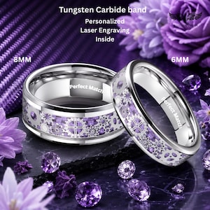Könnte beinhalten: Zwei Wolframkarbid-Ringe mit personalisierter Lasergravur. Ein Ring ist 8 mm breit, der andere 6 mm. Die Ringe haben eine silberne Oberfläche mit einem lila Zahnraddesign und dem Schriftzug "Perfect Match".