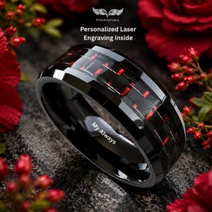 Op de afbeelding: Een zwarte ring met een rood-zwart geblokt patroon. De ring heeft de inscriptie "My Always". De afbeelding bevat ook de tekst "Personalized Laser Engraving Inside".