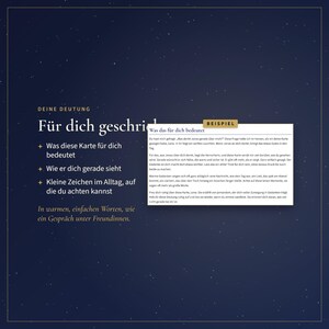 Pu&ograve; includere: Un grafico informativo blu scuro con testo bianco intitolato DEINE DEUTUNG e F&uuml;r dich geschrieben. Include tre punti elenco e una scheda di esempio rettangolare bianca etichettata BEISPIEL con testo in tedesco sull'interpretazione personale.