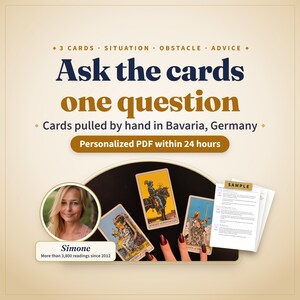 Könnte beinhalten: Eine digitale Grafik mit dem Text Ask the cards one question, 3 cards, situation, obstacle, advice und Cards pulled by hand in Bavaria, Germany. Sie enthält ein Porträt von Simone, drei Tarotkarten und ein beispielhaftes PDF-Dokument.