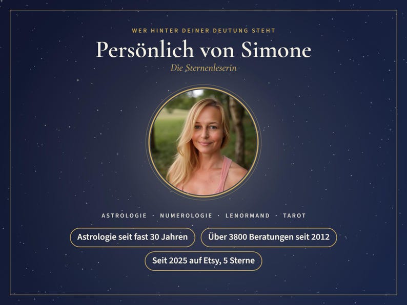 Könnte beinhalten: Eine dunkelblaue Grafik mit sternenbesetztem Hintergrund und einem kreisförmigen Porträt einer blonden Person. Text: Wer hinter deiner Deutung steht, Persönlich von Simone, Die Sternenleserin, Astrologie, Numerologie, Lenormand, Tarot, Astrologie seit fast 30 Jahren, Über 3800 Beratungen seit 2012, Seit 2025 auf Etsy, 5 Sterne.