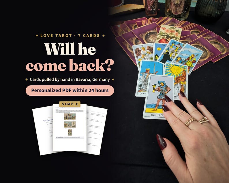 Pu&ograve; includere: Una collezione di carte dei tarocchi con il dorso viola disposte su una superficie nera, con la carta del Fante di Coppe in primo piano. Il testo a sinistra recita: Love Tarot, 7 Cards, Will he come back?, Cards pulled by hand in Bavaria, Germany.