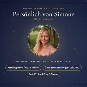 Könnte beinhalten: Eine dunkelblaue Grafik mit sternenbesetztem Hintergrund und einem kreisförmigen Porträt einer blonden Person. Text: Wer hinter deiner Deutung steht, Persönlich von Simone, Die Sternenleserin, Astrologie, Numerologie, Lenormand, Tarot, Astrologie seit fast 30 Jahren, Über 3800 Beratungen seit 2012, Seit 2025 auf Etsy, 5 Sterne.