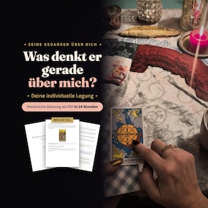 Pu&ograve; includere: Un annuncio per un servizio di lettura dei tarocchi con il testo tedesco 'Was denkt er gerade &uuml;ber mich?' e 'Deine individuelle Legung'. L'immagine mostra una mano che indica una carta dei tarocchi 'Ruota della Fortuna' su un tavolo.