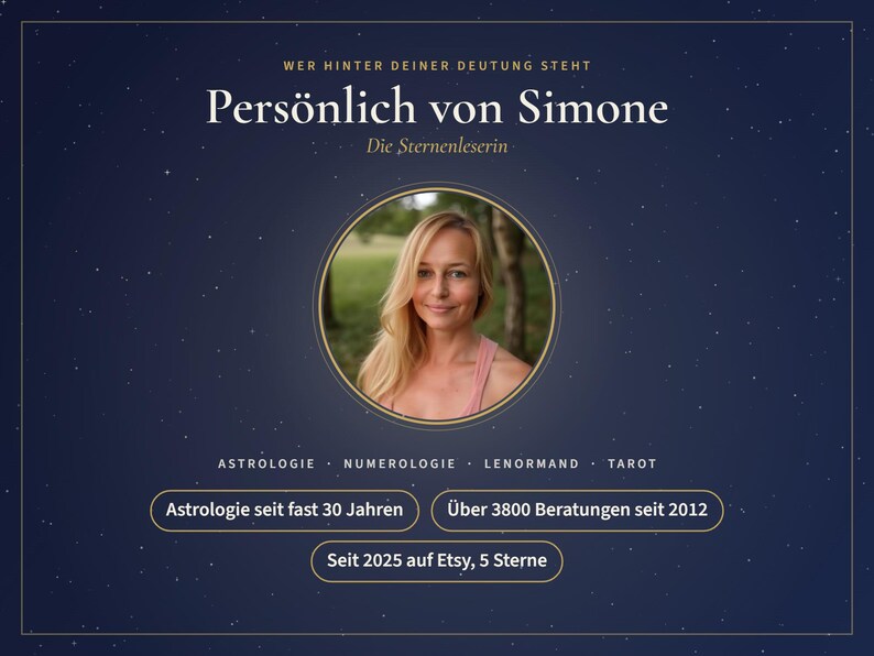Könnte beinhalten: Eine dunkelblaue Grafik mit sternenbesetztem Hintergrund und einem kreisförmigen Porträt einer blonden Person. Text: Wer hinter deiner Deutung steht, Persönlich von Simone, Die Sternenleserin, Astrologie, Numerologie, Lenormand, Tarot, Astrologie seit fast 30 Jahren, Über 3800 Beratungen seit 2012, Seit 2025 auf Etsy, 5 Sterne.
