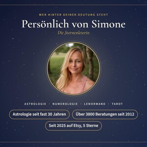 Könnte beinhalten: Eine dunkelblaue Grafik mit sternenbesetztem Hintergrund und einem kreisförmigen Porträt einer blonden Person. Text: Wer hinter deiner Deutung steht, Persönlich von Simone, Die Sternenleserin, Astrologie, Numerologie, Lenormand, Tarot, Astrologie seit fast 30 Jahren, Über 3800 Beratungen seit 2012, Seit 2025 auf Etsy, 5 Sterne.