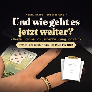 Könnte beinhalten: Eine digitale Grafik mit dem Text Lenormand Zusatzfrage, Und wie geht es jetzt weiter?, Für Kundinnen mit einer Deutung von mir, Persönliche Deutung als PDF in 24 Stunden und Beispiel. Eine Hand hält eine Karte und ein Dokument.