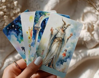 Puede incluir: Una mano sostiene un abanico de cartas del tarot con ilustraciones en acuarela. Las cartas presentan imágenes celestiales y místicas, incluyendo una noche estrellada, un arco y una figura con túnica blanca y máscara con cuernos. La carta del frente dice "THE DEVIL".
