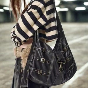 Bolso de hombro de piel sintética negra – Bolso de diseño con hebilla – Bolso de mano moderno y vanguardista – Bolso de lujo estructurado para el trabajo y los viajes