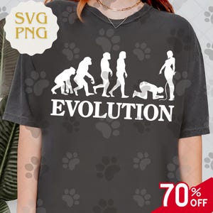 Puede incluir: Camiseta gris oscuro con un gráfico blanco que representa la evolución humana, con la palabra "EVOLUTION" en blanco. El diseño muestra una progresión de simio a humano. La camiseta también tiene una etiqueta "70% OFF".