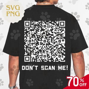 Könnte beinhalten: Schwarzes T-Shirt mit einem großen weißen QR-Code-Design und dem Text "DON'T SCAN ME!". Das Shirt hat auch ein "70% OFF" Werbeschild. Das T-Shirt ist ein Freizeitartikel.
