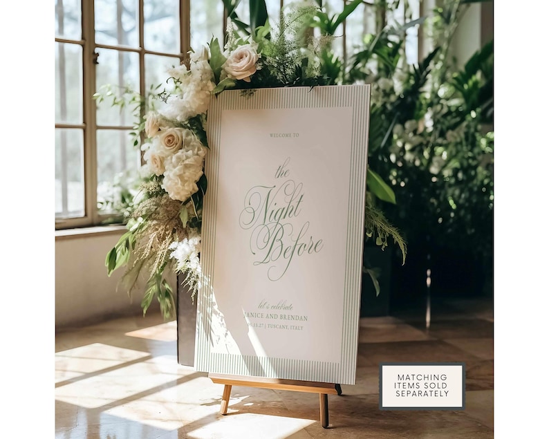 Puede incluir: Un letrero de bienvenida para una boda, con el texto "Welcome to the Night Before" en una elegante escritura. El letrero est&aacute; sobre un caballete de madera, rodeado de flores blancas y vegetaci&oacute;n. Tambi&eacute;n incluye los nombres de la pareja y el lugar.