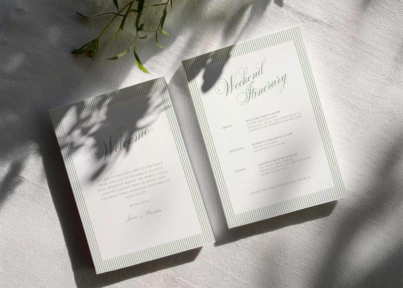 Puede incluir: Dos tarjetas blancas de itinerario de eventos con bordes a rayas verdes y escritura elegante. Una tarjeta dice "Bienvenida" y la otra "Itinerario de fin de semana". Las tarjetas est&aacute;n sobre una superficie blanca texturizada con sombras.