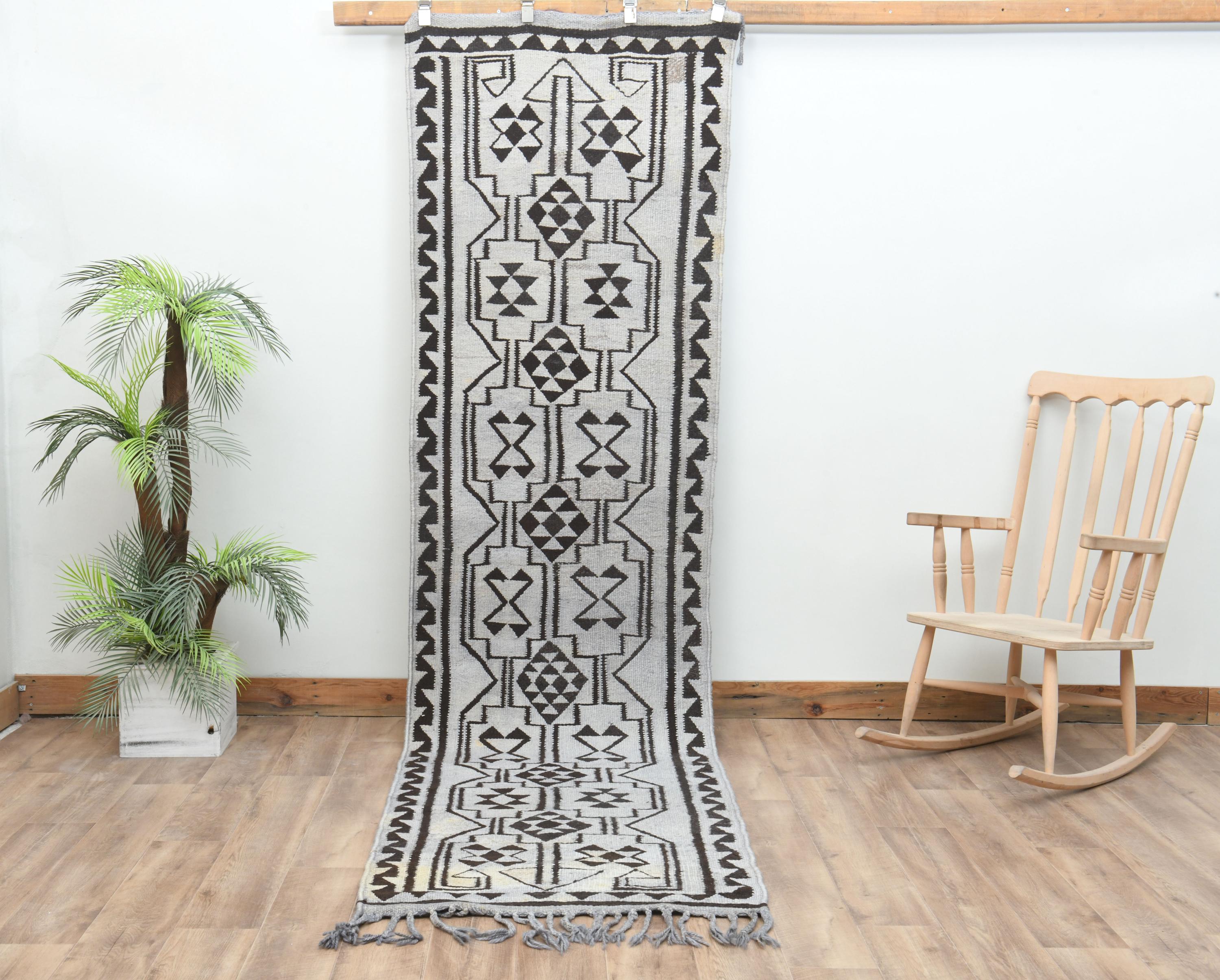 ピンクの幾何学模様のウシャックランナーラグ：ヴィンテージトルコ