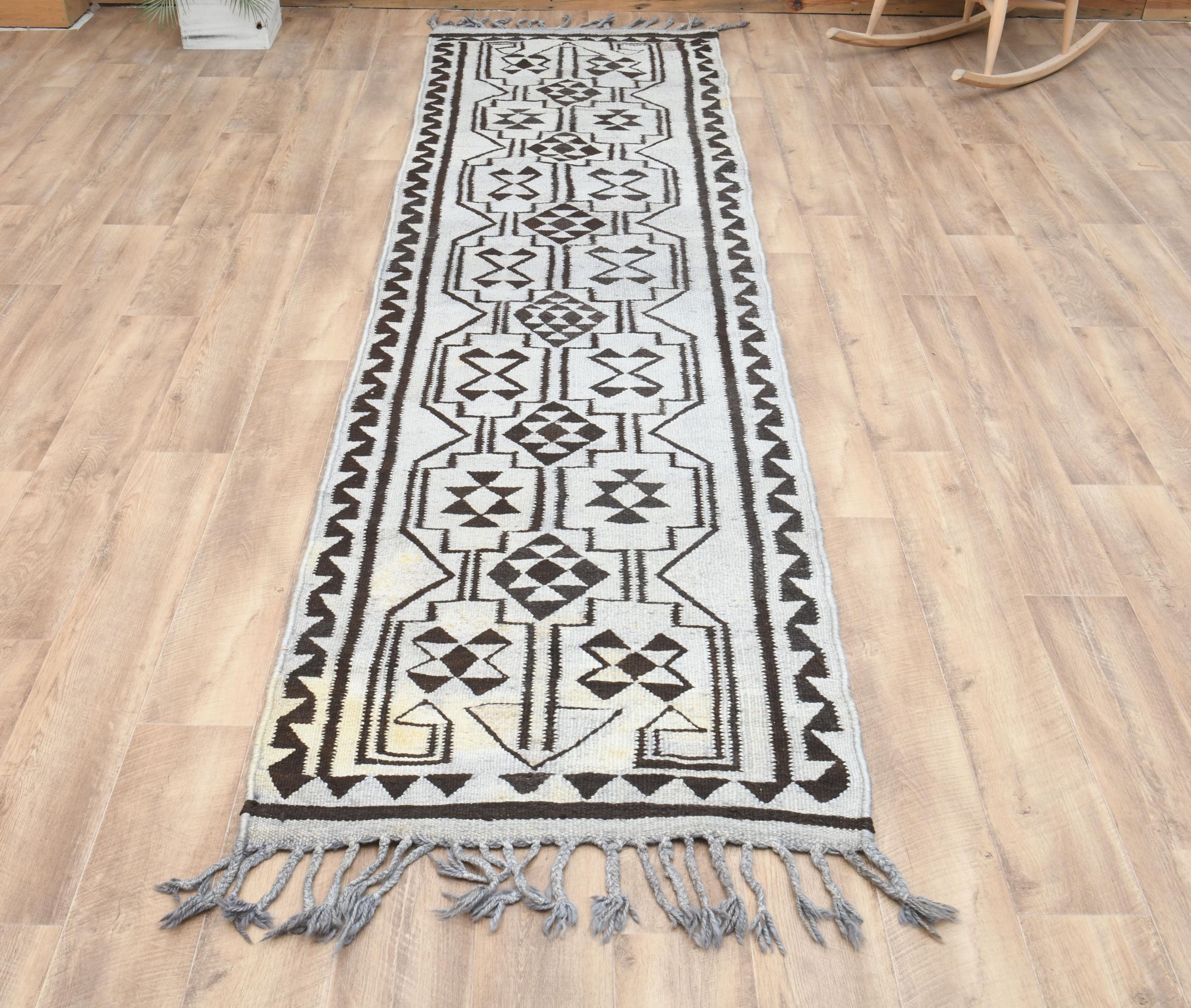 ピンクの幾何学模様のウシャックランナーラグ：ヴィンテージトルコ