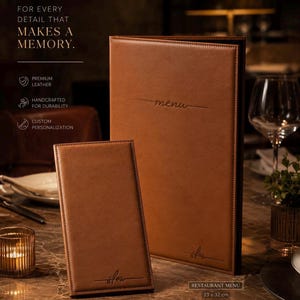 Könnte beinhalten: Eine hellbraune Speisekarte aus Leder mit den Maßen 23 x 32 cm und eine passende Rechnungshalterung mit den Maßen 12 x 18,5 cm. Beide Artikel tragen den geprägten Text "menu" oder "sfow". Der Text "FOR EVERY DETAIL THAT MAKES A MEMORY" ist sichtbar.