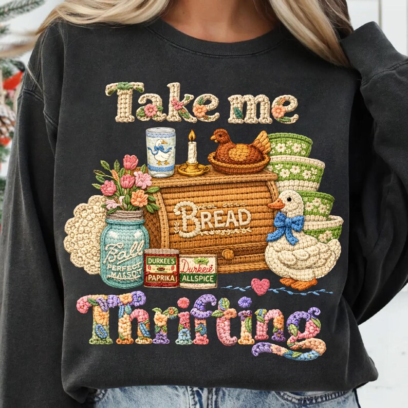 Pu&ograve; includere: Felpa grigio scuro con un design ricamato colorato. Il design include le parole "Take me Thrifting", una cassetta del pane, un'anatra, un barattolo e altri elementi decorativi. La felpa &egrave; uno stile casual e confortevole.