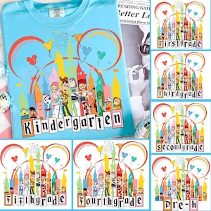 Pode incluir: Camiseta azul clara com um gráfico colorido com personagens de desenhos animados, um castelo e a palavra "Kindergarten". O design inclui orelhas do Mickey Mouse e balões. Imagens adicionais mostram designs semelhantes para outras séries.