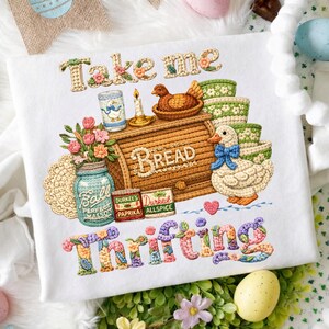 Pu&ograve; includere: T-shirt bianca con design ricamato. Il design include il testo "Take me Thrifting", una cassetta del pane, un'anatra, fiori e articoli per la dispensa. Le lettere sono decorate con motivi floreali.
