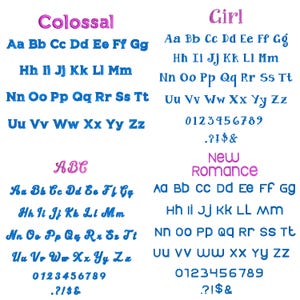 Op de afbeelding: Op een witte achtergrond worden vier verschillende lettertypen weergegeven: Colossal, Girl, ABC en New Romance. Elk lettertype wordt getoond met het alfabet, cijfers en symbolen. Het lettertype Colossal is blauw en het woord "Colossal" is roze. Het lettertype Girl is blauw en het woord "Girl" is roze.