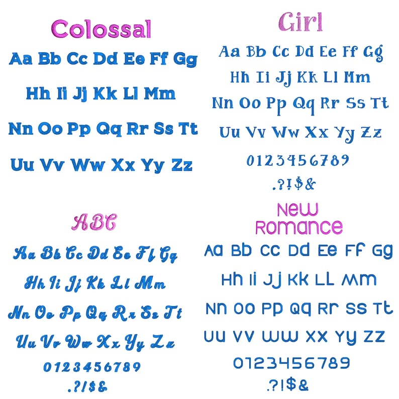 Op de afbeelding: Op een witte achtergrond worden vier verschillende lettertypen weergegeven: Colossal, Girl, ABC en New Romance. Elk lettertype wordt getoond met het alfabet, cijfers en symbolen. Het lettertype Colossal is blauw en het woord "Colossal" is roze. Het lettertype Girl is blauw en het woord "Girl" is roze.