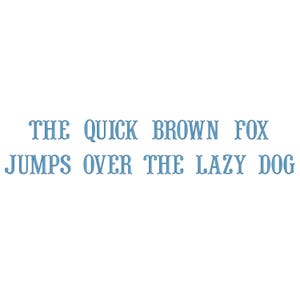 K&ouml;nnte beinhalten: Hellblauer Text auf wei&szlig;em Hintergrund: "THE QUICK BROWN FOX JUMPS OVER THE LAZY DOG". Der Text ist in einer dekorativen Serifenschriftart gehalten und in zwei Zeilen angeordnet.