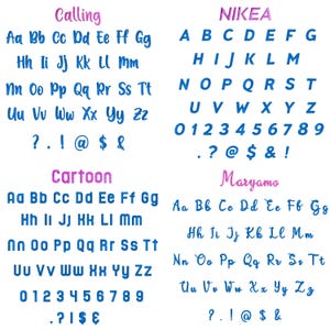 Op de afbeelding: Presentatie van vier verschillende lettertypen, elk met het alfabet, cijfers en symbolen. De lettertypen vari&euml;ren in stijl, waaronder cursief en schreefloos. De woorden "Calling", "Cartoon" en "Maryamo" zijn roze, terwijl "NIKEA" paars is.