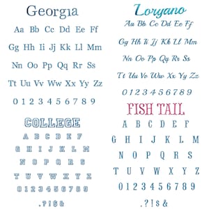 Op de afbeelding: Op een witte achtergrond worden verschillende lettertypen weergegeven, waaronder "Georgia" en "Loryano" in blauw script. De afbeelding toont hoofdletters en kleine letters, cijfers en symbolen voor elk lettertype, met de woorden "COLLEGE" en "FISH TAIL".