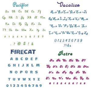 Op de afbeelding: Op een witte achtergrond worden vier verschillende lettertypen getoond: Pacifico, Vacation, Firecat en Retro. Elk lettertype toont het alfabet, cijfers en symbolen, met verschillende kleuren en ontwerpen.