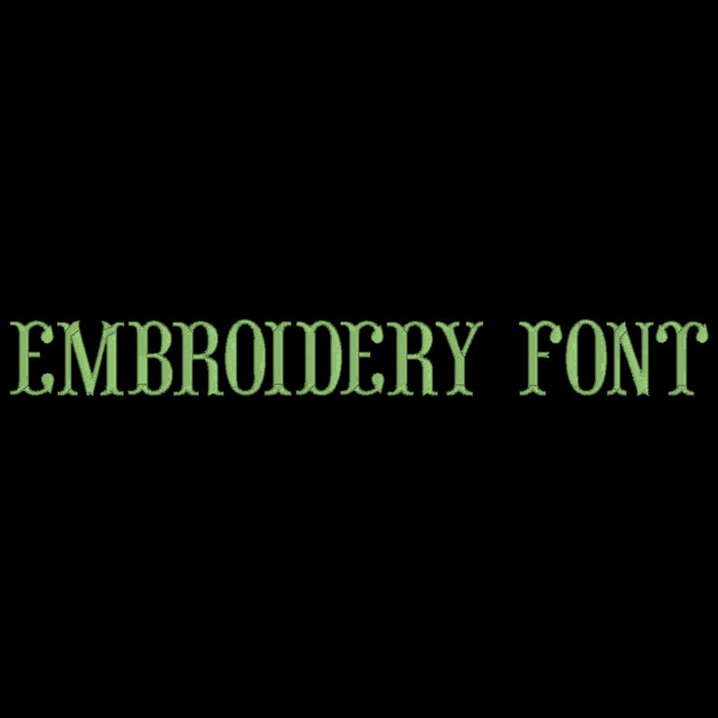 K&ouml;nnte beinhalten: Der Schriftzug "EMBROIDERY FONT" in hellgr&uuml;ner, verzierter Schrift vor schwarzem Hintergrund. Der Schriftstil ist dekorativ und vintage, ideal f&uuml;r Stickereiprojekte.