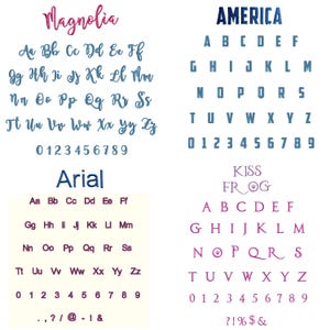 Op de afbeelding: Vier verschillende lettertypestijlen worden weergegeven tegen een witte achtergrond: Magnolia, America, Arial en Kiss Frog. Elk lettertype toont het alfabet, cijfers en speciale tekens. De lettertypen vari&euml;ren in stijl, kleur en ontwerp.