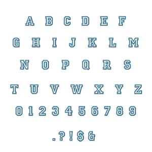 K&ouml;nnte beinhalten: Eine blaue und wei&szlig;e Alphabet- und Zahlen Schriftart im Varsity-Stil. Die Buchstaben und Zahlen sind wei&szlig; umrandet und mit Blau gef&uuml;llt. Die Schriftart enth&auml;lt auch Satzzeichen.