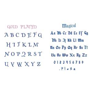 Op de afbeelding: Een witte achtergrond toont twee sets alfabetletters en cijfers. Het woord "GOLD PLATED" staat in roze boven een blauw hoofdletteralfabet. Het woord "Magical" staat in blauw boven een blauw kleine letter alfabet, cijfers en symbolen.