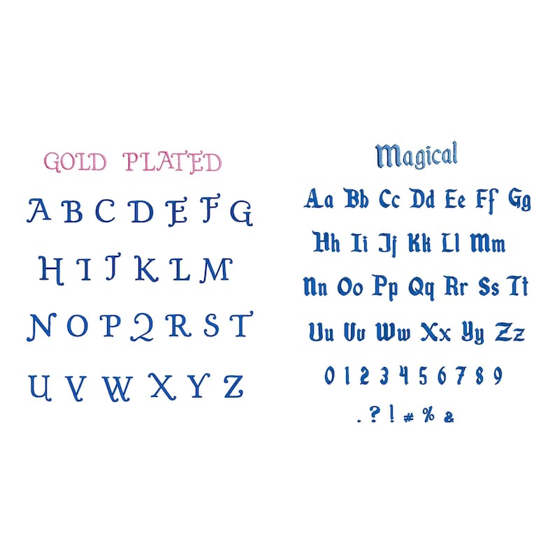 Op de afbeelding: Een witte achtergrond toont twee sets alfabetletters en cijfers. Het woord "GOLD PLATED" staat in roze boven een blauw hoofdletteralfabet. Het woord "Magical" staat in blauw boven een blauw kleine letter alfabet, cijfers en symbolen.