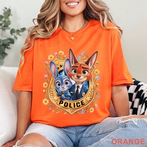 Peut inclure: Une tasse en c&eacute;ramique blanche avec une anse noire et le texte "But First, Coffee" en noir, en gras. La tasse est pos&eacute;e sur une surface blanche.