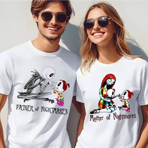 Puede incluir: Camisetas blancas con ilustraciones de personajes de Pesadilla antes de Navidad. Una camiseta dice "Father of Nightmares" con Jack Skellington y un ni&ntilde;o. La otra dice "Mother of Nightmares" con Sally y un ni&ntilde;o.