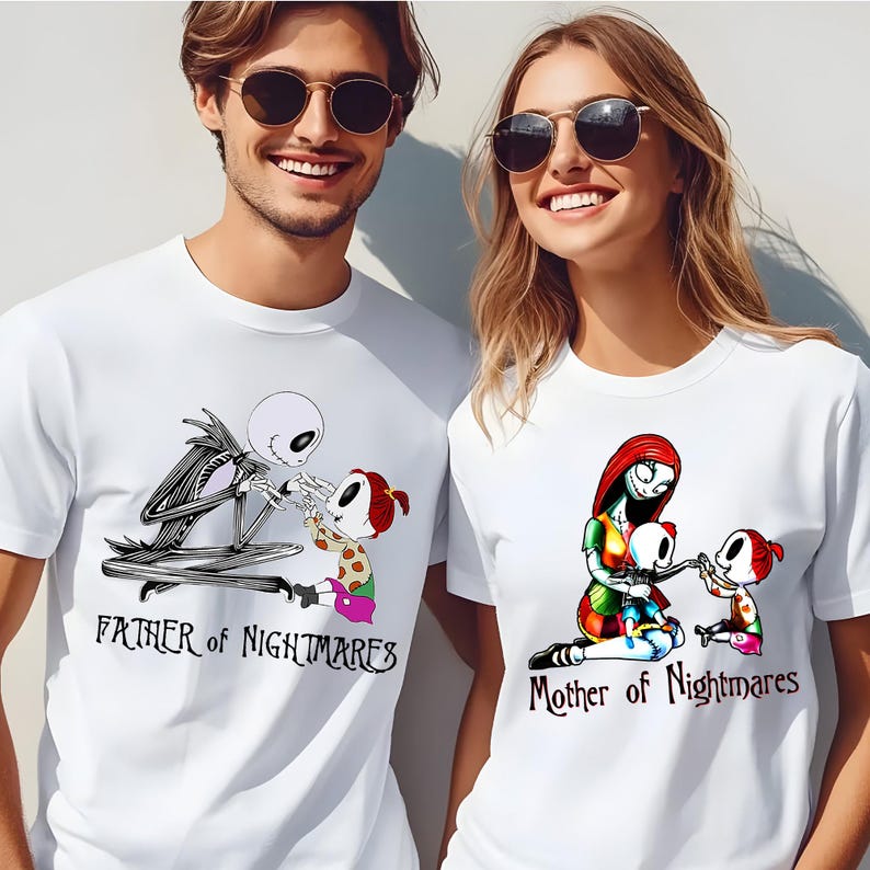 Puede incluir: Camisetas blancas con ilustraciones de personajes de Pesadilla antes de Navidad. Una camiseta dice "Father of Nightmares" con Jack Skellington y un ni&ntilde;o. La otra dice "Mother of Nightmares" con Sally y un ni&ntilde;o.