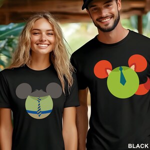Puede incluir: Camisetas negras con un dise&ntilde;o de rat&oacute;n de dibujos animados. Una camiseta presenta un c&iacute;rculo verde con una corbata azul, y la otra tiene una camisa verde y una corbata a rayas azules. La palabra "BLACK" est&aacute; impresa en blanco en la parte inferior derecha.