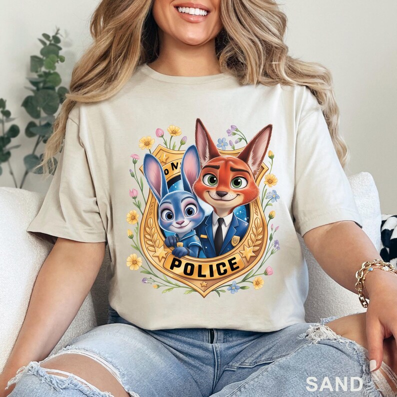 Peut inclure: Une tasse en c&eacute;ramique blanche avec une anse noire et le texte "But First, Coffee" en noir, dans une police manuscrite. La tasse est pos&eacute;e sur une surface blanche.