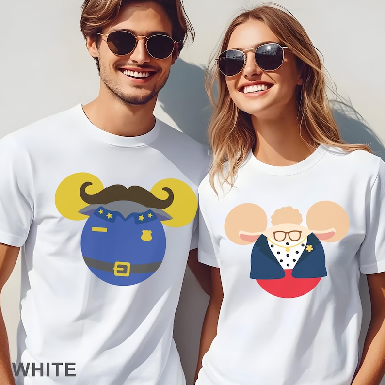 Puede incluir: Camisetas blancas con dise&ntilde;os de personajes de dibujos animados. Una camiseta presenta un dise&ntilde;o de polic&iacute;a azul con bigote y orejas amarillas. La otra camiseta tiene un dise&ntilde;o de mujer con gafas, una chaqueta azul y un c&iacute;rculo rojo.